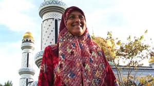 A  Brunei H em frente Mesquita vestida de Muslim copy