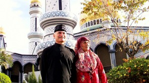 CD 65 Hel & Vil vestidos de Bajukoron em Mesquita de Brunei copy