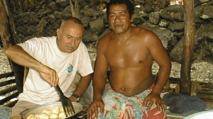 S Fazendo pao com nativo  em Samoa copy